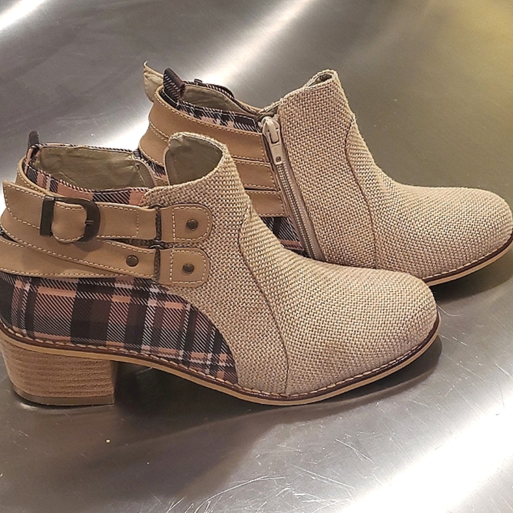 Everglades ankle boots . Size 7 .